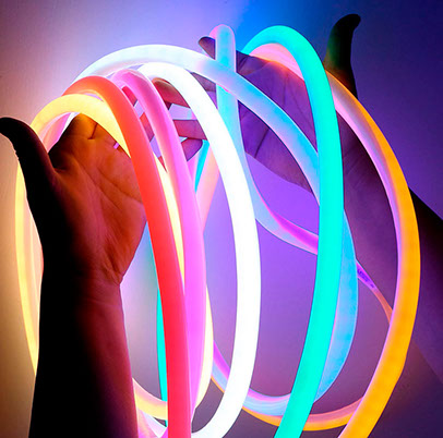 Круглый светодиодный неон в руках