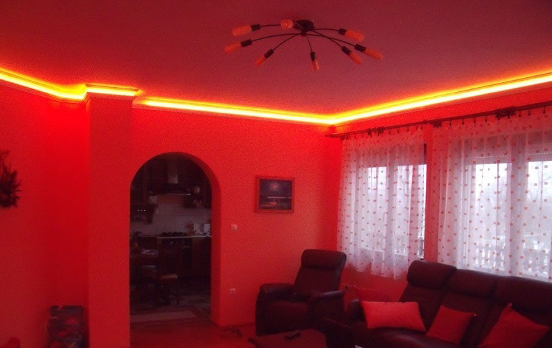 Разноцветная подсветка потолка