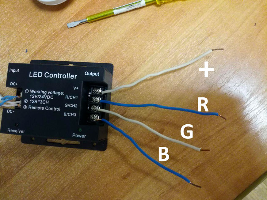Внутри него проложены 4 провода: R G B +