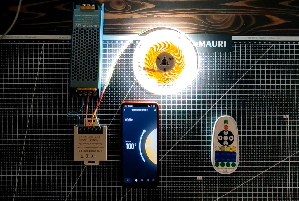 Управление осуществляется при помощи пульта, приложения на телефоне или голосового помощника.