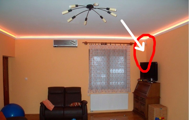 От контроллера в углу стены идет кабельный канал