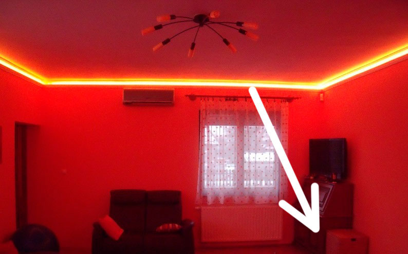 За комодом расположена вся 